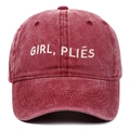 Détail de la broderie GIRL PLIÉS sur une casquette de baseball vintage rouge délavé - Taille unique / Bordeaux