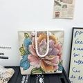 Borsa tote in arazzo floreale con motivi di peonia colorati e manici in corda intrecciata - Peonia Bianca