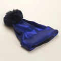 Dettaglio del berretto in maglia blu metallizzato con grande pompon in ecopelliccia nera - M (56-58cm) / Blu scuro