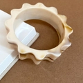 Breiter Acryl-Armreif mit marmorierter Creme-Braun-Textur und Wellenmuster-Zahnrad - Beige