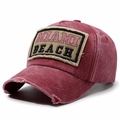Berretto da baseball rosso scuro lavato vintage con patch Miami Beach e visiera usurata - Rosso