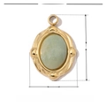 Vue détaillée du pendentif ovale en pierre naturelle verte mesurant 15mm par 10mm - VG036-Pierre Verte Claire Ovale