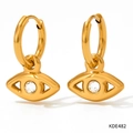 Pendientes de aro dorados con colgante de ojo y circón sobre fondo blanco - Estilo Dorado (KDE482)