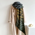 Écharpe châle pashmina léopard élégante en gris et jaune sur un manteau beige - Tigre Vert Foncé Jaune