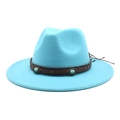 Détail d'un fedora en laine bleu ciel avec bandeau en cuir brun, turquoise et rivets en métal - Bleu lac