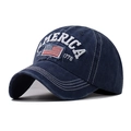 Dettaglio del cappellino in cotone blu navy con ricamo bandiera americana e scritta 1776 - Regolabile / Blu Notte