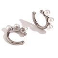 Ear cuff minimalista in argento con tre perle bianche su acciaio inox lucido - Color Acciaio