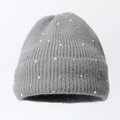 Graue Strickmütze für Damen mit weißen Perlen und Strasssteinen für den Winter - Perlen- und Strassdekor / Grau