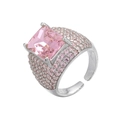 Detailaufnahme: Rosa quadratischer Zirkonring mit Mikro-Pavé-Steinen und offener Ringschiene - Silber Rosa Zirkonia