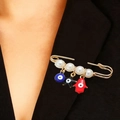 Broche épingle dorée avec pendentifs œil bleu et perles blanches sur revers de costume - 08 Kc Or 6560