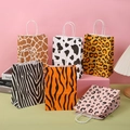 Sortierte Kraftpapier-Geschenktüten mit Tierprints und Griffen für Partys - Sortierte Farben / H21xL15xW8