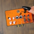 Halloween-Ohrring-Set mit Geist, Kürbis und Boo-Anhängern in der Hand präsentiert - Geist Kürbis Hexe Kollektion (E1472-1)