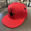 Gorra snapback roja de visera plana con dos estrellas negras bordadas - Niños Ajustable / Rojo