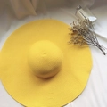 Faltbarer Sonnenhut aus Stroh mit breiter Krempe in Gelb für den Strandurlaub - M (56-58cm) / Gelb