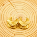 Vintage geometrische goldene Ohrstecker mit eleganter Spiralkonstruktion auf Holzoberfläche - Gold