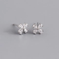 Detailed view of S925 sterling silver four-leaf clover earrings with pear-cut zirconias - 925 Silver / White Gold