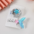 Detalle de horquillas infantiles con cola de sirena de purpurina y conchas - Juego azul