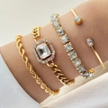 Detailaufnahme der gestapelten goldfarbenen Armbänder mit Kristallen und einer Tenniskette - HS1159-8 (Gold 4er-Set/Voll Strass/Tennis-Kette)