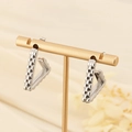 Pendientes de triángulo vintage en plata con textura de engranaje en soporte dorado - Triángulo Color Plata (KE112718-SP)