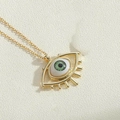 Dettaglio del ciondolo occhio greco verde con cornice dorata su una catena sottile - Ciglia Verdi (XL2710-4)