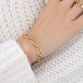 18K vergulde paperclip kettingarmband en bijpassende hartring gedragen door model - Gouden Paperclip Armband & Ring Groep-E303