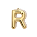 Gros plan détaillé d'un pendentif en forme de lettre R majuscule évidée en métal doré poli - Lettre R / Or