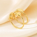 Macro-opname van gouden veiligheidsspeld ring op champagne satijn met glans - US 6 / Veiligheidsspeld Stijl (KR111101-K) / Goud