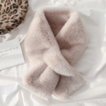 Sciarpa incrociata in pelliccia sintetica beige chiaro con trama morbida da donna - Beige