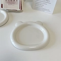 Detaillierte Draufsicht auf einen bärenförmigen weißen Keramikteller im minimalistischen Stil - Großer weißer bärenförmiger dicker Teller (ca. 20 cm)