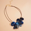 Halskette mit blauen Acrylblüten, braunem Kordelband und verstellbarer Goldkette - Blau
