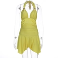 Dettaglio dell'abito halter giallo brillante con anelli metallici dorati e vita a pieghe - S / Giallo