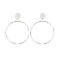 Vue détaillée des boucles d'oreilles créoles géométriques argentées au fini poli brillant - Style 8 (Combo de Grands Anneaux) / Argent