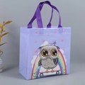 Sac cadeau violet en non-tissé avec hibou mignon sur skateboard et anses solides - DX54-Vertical