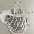 Detail von dreiteiligem Häkel-Bikini-Set mit Netzhaut-Rock in Boho-Wellenmuster - S / Schwarz & Weiß 3-Teiliges Set
