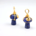 Pendentif champignon en lapis-lazuli fait main avec fil doré pour création de bijoux DIY - Pierre Veinée Bleue Ton Or
