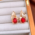 Dettaglio di orecchini vintage a goccia con gemme rosse e montatura dorata su velluto - Oro con gemma rossa (Perno in argento-Oro-Rosso-Goccia)