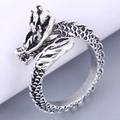 Dettaglio ravvicinato dell'anello drago retrò con squame e finitura in metallo antico - Rilievo di Drago Vintage - Argento Antico