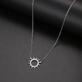 Collana con ciondolo a sole in argento minimalista con design a raggi in acciaio lucido - Sole Pendente Acciaio
