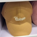 Primer plano detallado de gorra de algodón caqui con bordado blanco de texto Vintage - Camel