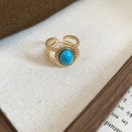 Vista macro de anillo chapado en oro 18k con turquesa redonda y detalles de diseño de cuerda - Estilo de Cuerda de una Sola Piedra (2#) / Azul