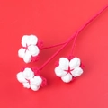 Handgemaakte gehaakte kersttak met drie witte katoenen bloemen op een rode stengel - Grote Katoenen Tak / Rood