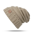 Winterse gebreide muts in licht kaki met ribstructuur en een zijden leren label - Eén maat / Khaki
