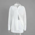Detail van een witte tweedelige set met geplooide stoftextuur op shirt en rok - S / Wit