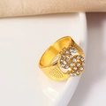Detalle del anillo de signo de dólar dorado con cristales y banda con textura - Anillo de Signo de Dólar Dorado con Strass