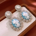Vue détaillée des boucles d'oreilles style camée vintage avec relief floral et strass - Style Fleur Camée Vintage Bleue (14# Tige de Boucle d'Oreille en Argent - Argent - Bleu)