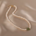 Minimalistische Süßwasserperlenkette mit grünem Edelstein auf Champagner-Seide - Weiße Perlen Grüner Jade Goldene Schnalle Stil (I-c-025)