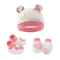 Vista dettagliata del set neonato con cappello, muffole e calzini rosa con motivo a coniglio - Set da 3 Pezzi Coniglio Rosa