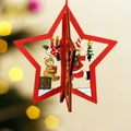 Stella di Natale 3D in legno rosso con orsetto e albero su sfondo bokeh dorato - Pentagramma Rosso