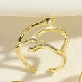 Vue détaillée d'une bague ouverte dorée organique irrégulière avec finition polie - Style de Lave Irrégulier (JZ0335) / Doré