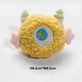 Detailansicht des gelben Plüschmonsters mit Flügeln und Maßen H 6,5 cm * B 8,5 cm - Original (Hinten offen) / Gelb